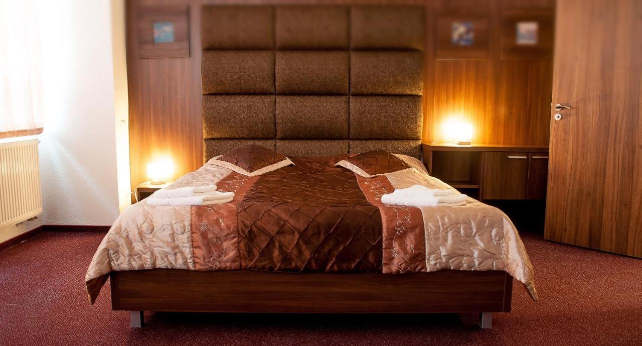 Hotel Branc, Garni Сеница Экстерьер фото